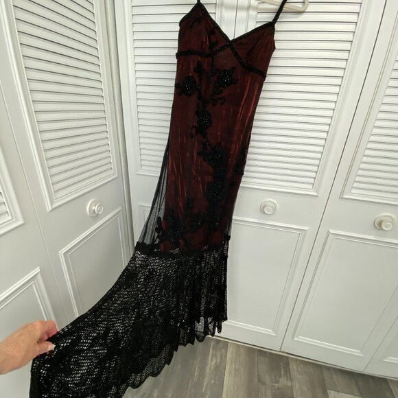 Sue Wong Sz. 6 Vintage Rare Iridescent Deep Red and Black Crochet Beaded Gown - Picture 4 of 16